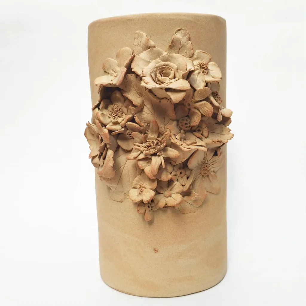 Fleurs modelées à la main - grès roux